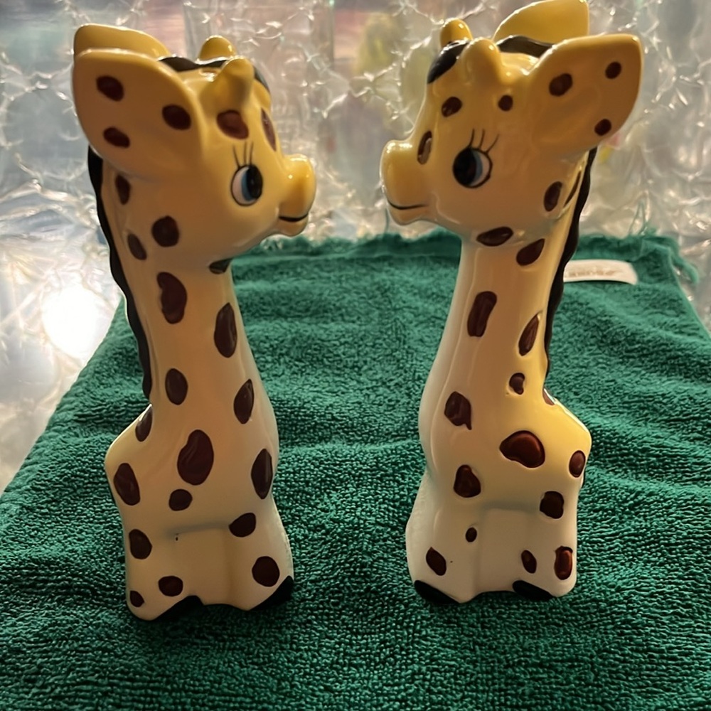 Vintage Baby giraffe salt and pepper shakers.